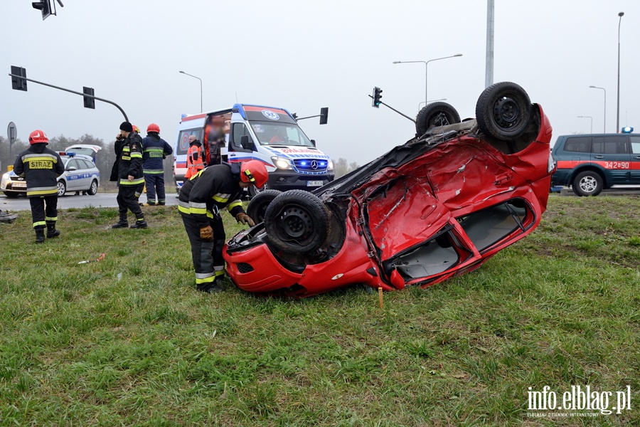 Wypadek na skrzyowaniu obwodnicy z ul. uawsk. Jedna poszkodowana osoba odwieziona do szpitala, fot. 4