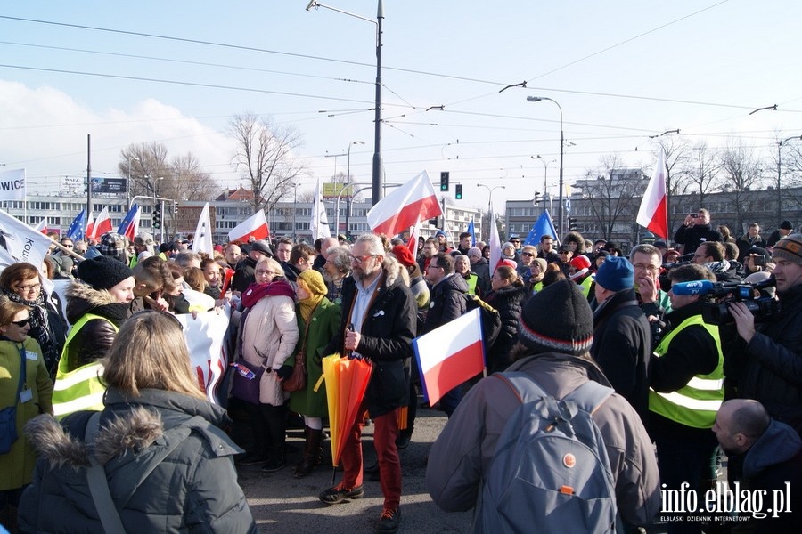 Elblanie na stoecznym marszu Komitetu Obrony Demokracji - 27.02.2016, fot. 18