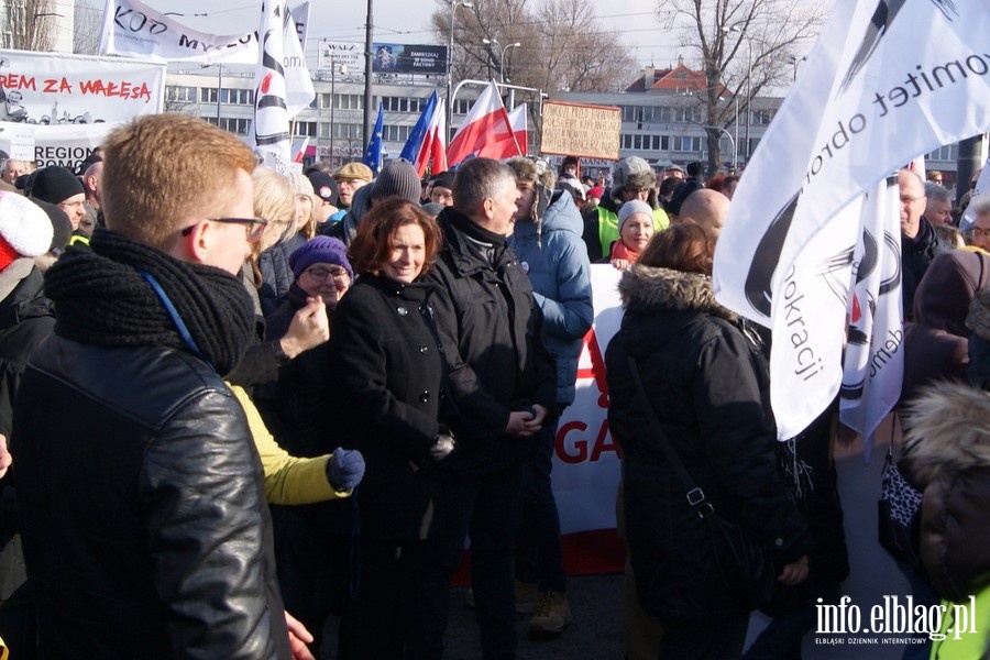 Elblanie na stoecznym marszu Komitetu Obrony Demokracji - 27.02.2016, fot. 20