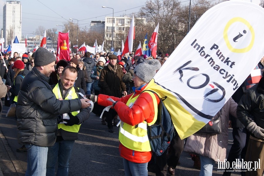 Elblanie na stoecznym marszu Komitetu Obrony Demokracji - 27.02.2016, fot. 34