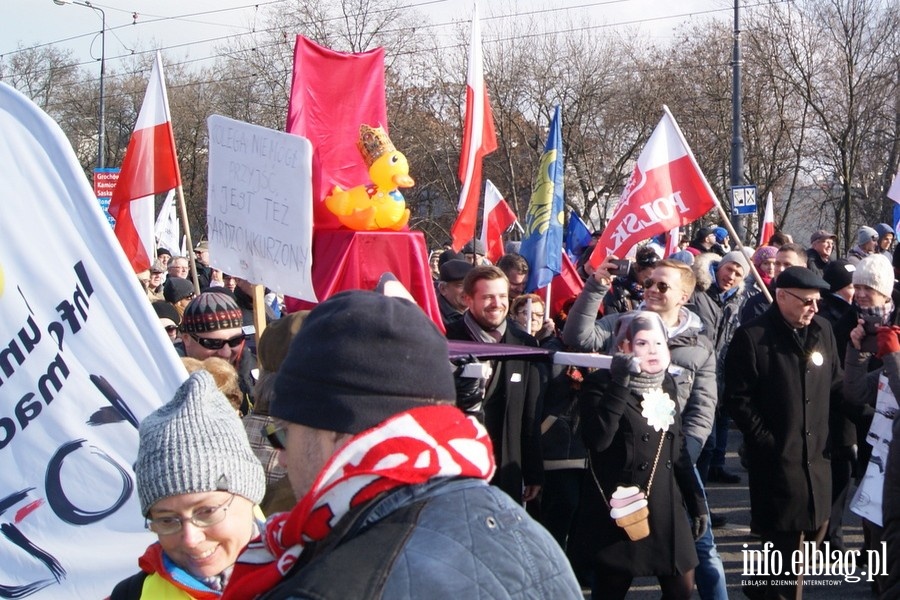 Elblanie na stoecznym marszu Komitetu Obrony Demokracji - 27.02.2016, fot. 35