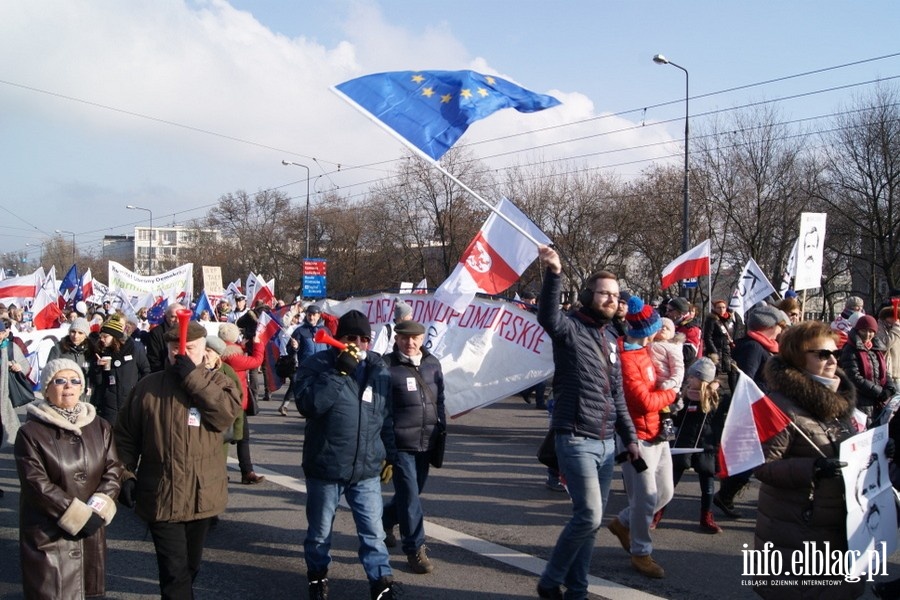 Elblanie na stoecznym marszu Komitetu Obrony Demokracji - 27.02.2016, fot. 38