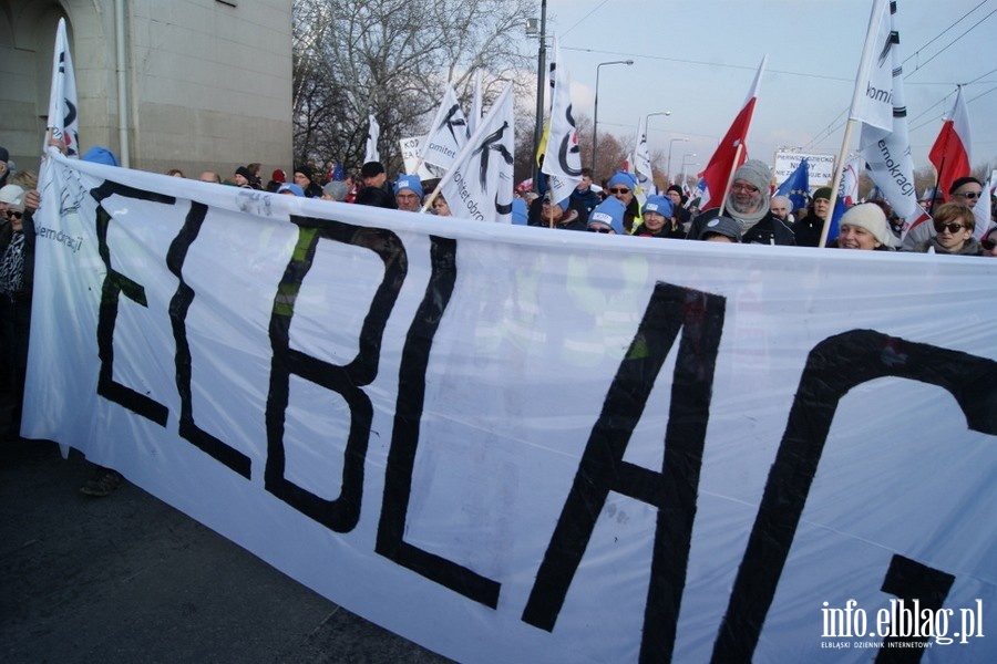 Elblanie na stoecznym marszu Komitetu Obrony Demokracji - 27.02.2016, fot. 42