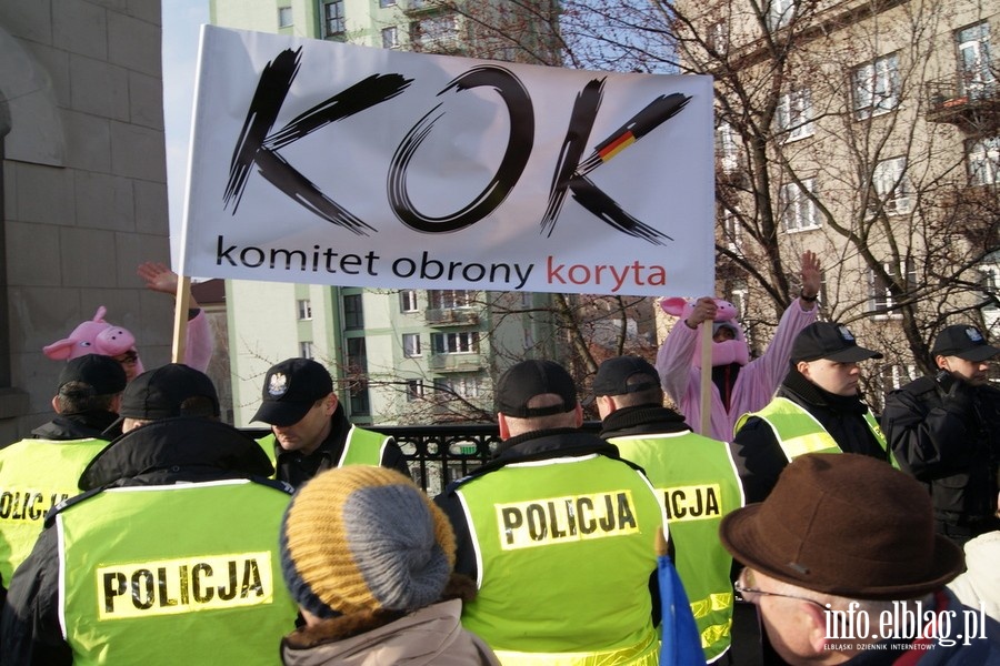 Elblanie na stoecznym marszu Komitetu Obrony Demokracji - 27.02.2016, fot. 63