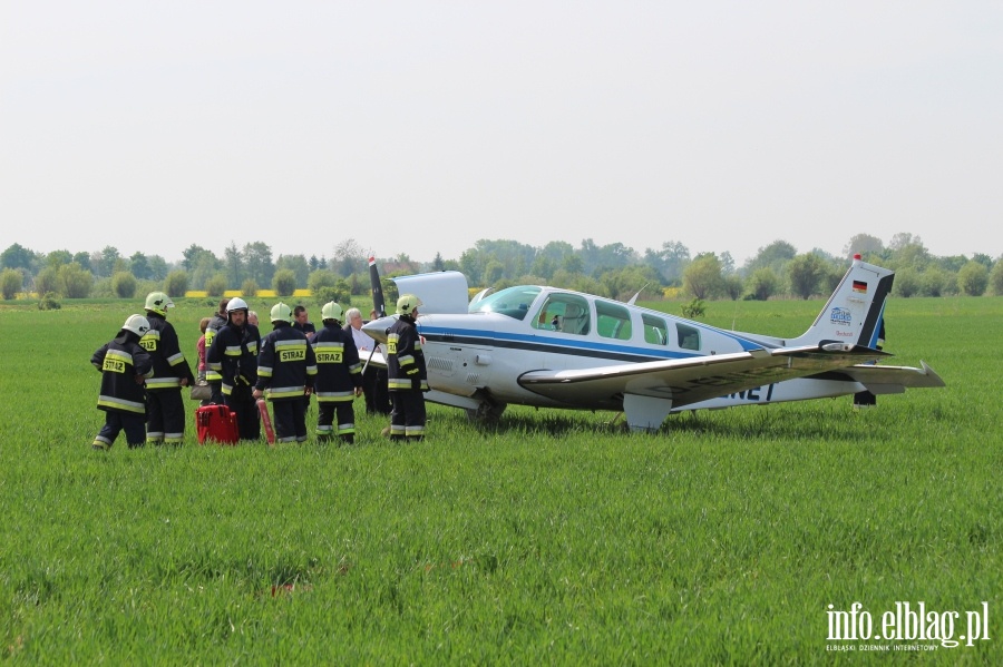 Awaryjne ldowanie samolotu na polu w Grochowie Trzecim, fot. 1