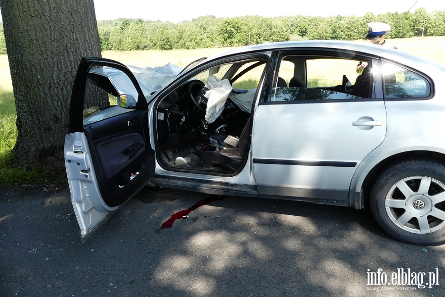 Wypadek koo Zastawna. Ranny kierowca w szpitalu po uderzeniu autem w drzewo, fot. 6