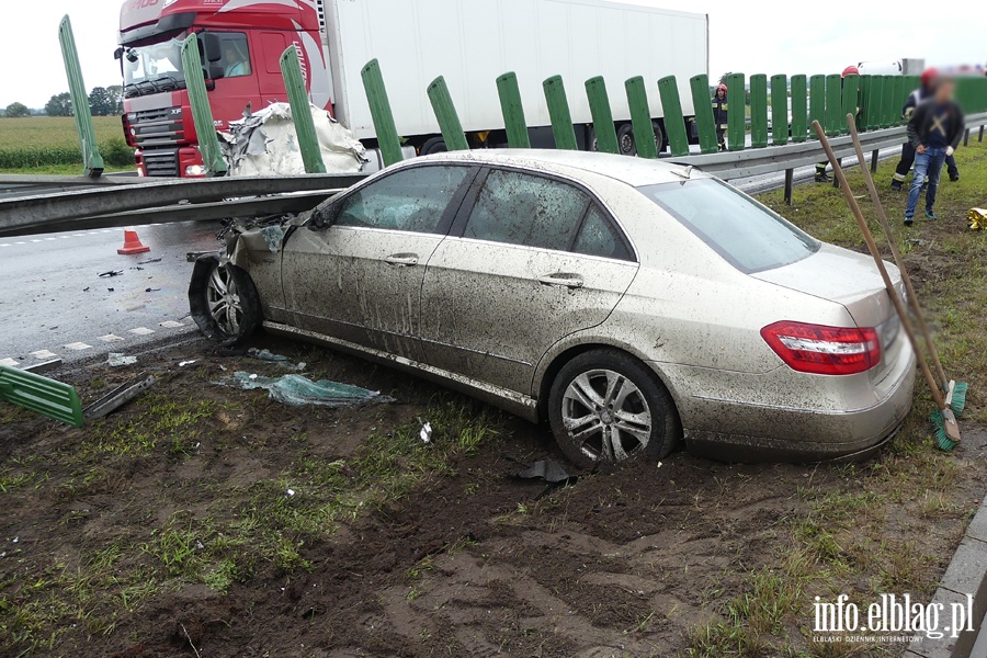 Powany wypadek na S7. Mercedes wbi si w barier. Dwie osoby ciko ranne, fot. 5