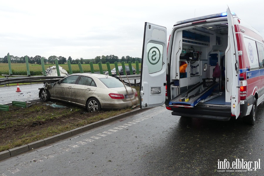 Powany wypadek na S7. Mercedes wbi si w barier. Dwie osoby ciko ranne, fot. 9