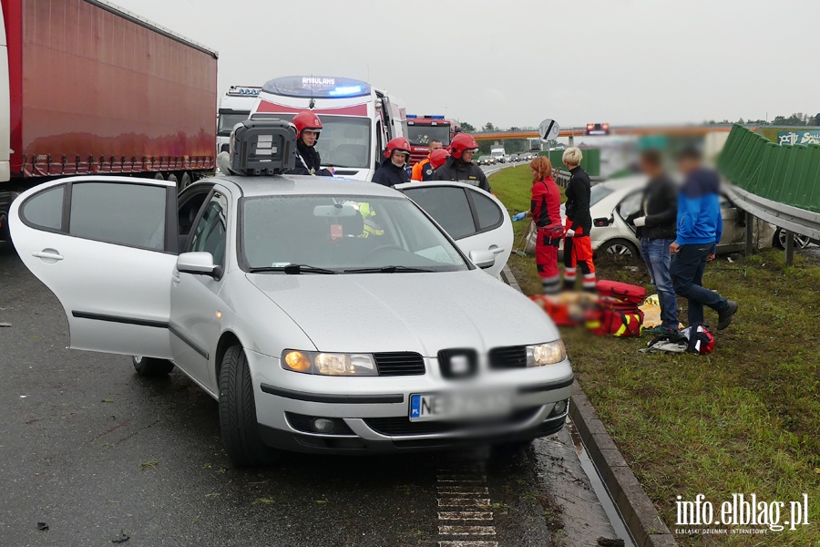 Powany wypadek na S7. Mercedes wbi si w barier. Dwie osoby ciko ranne, fot. 11