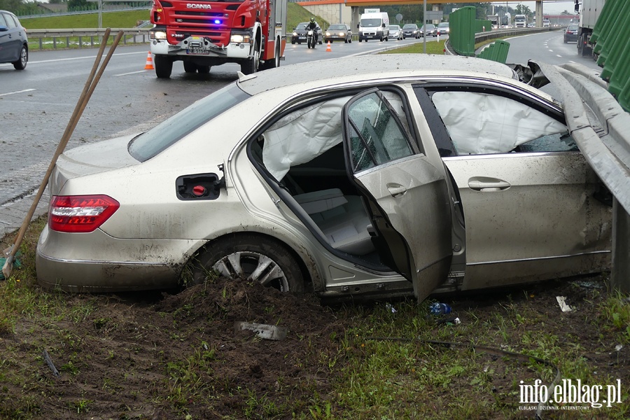 Powany wypadek na S7. Mercedes wbi si w barier. Dwie osoby ciko ranne, fot. 12