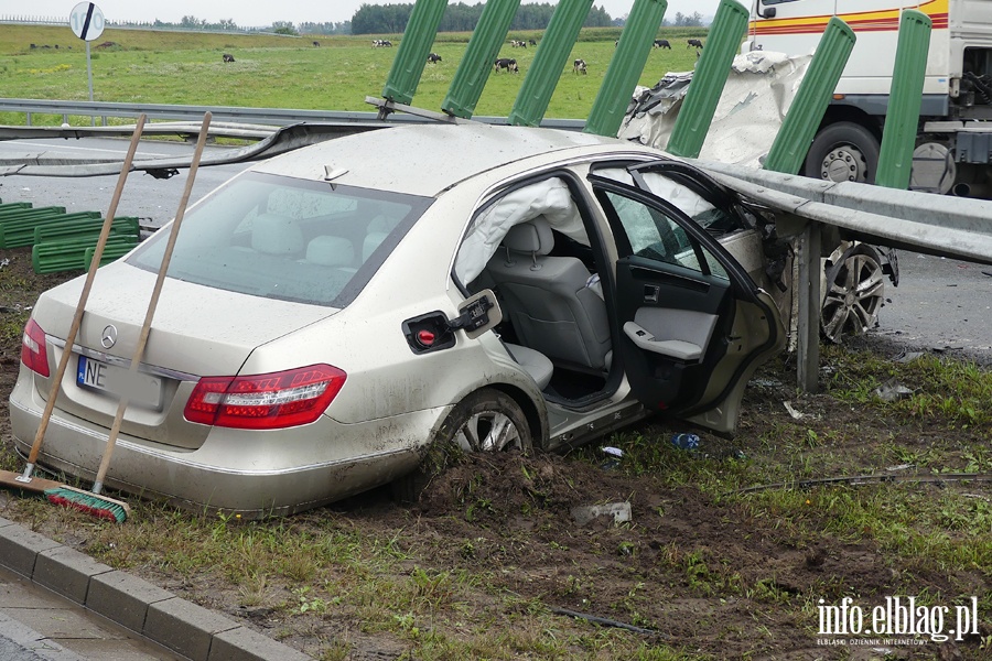 Powany wypadek na S7. Mercedes wbi si w barier. Dwie osoby ciko ranne, fot. 13