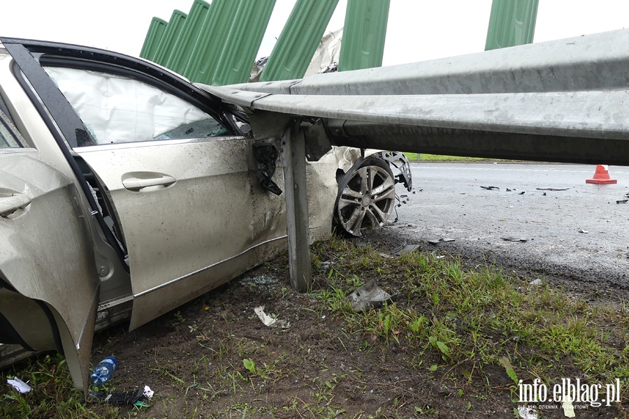 Powany wypadek na S7. Mercedes wbi si w barier. Dwie osoby ciko ranne, fot. 16