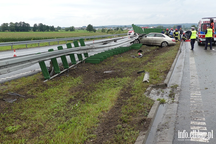 Powany wypadek na S7. Mercedes wbi si w barier. Dwie osoby ciko ranne, fot. 19