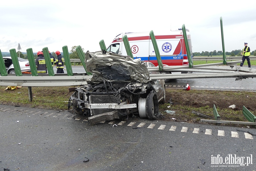 Powany wypadek na S7. Mercedes wbi si w barier. Dwie osoby ciko ranne, fot. 24