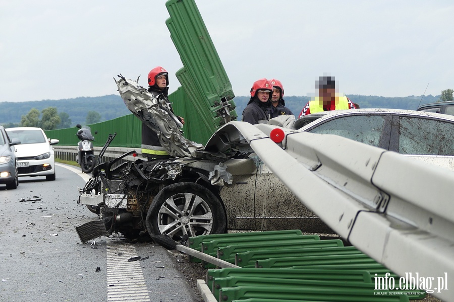 Powany wypadek na S7. Mercedes wbi si w barier. Dwie osoby ciko ranne, fot. 27