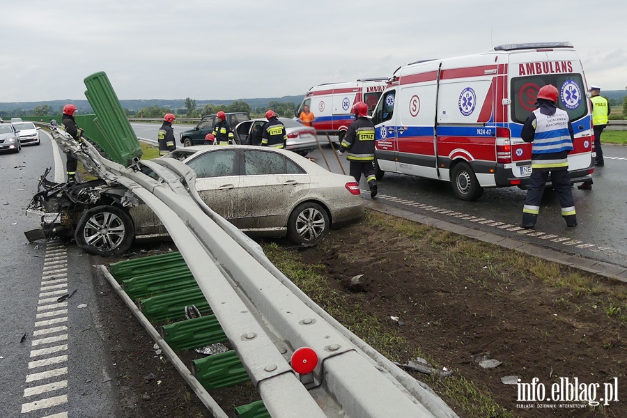 Powany wypadek na S7. Mercedes wbi si w barier. Dwie osoby ciko ranne, fot. 28