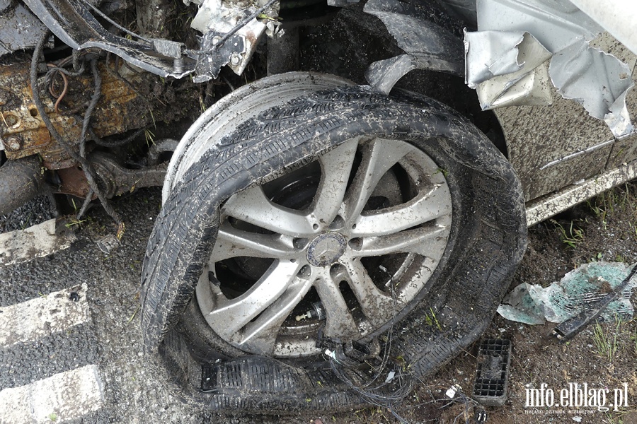 Powany wypadek na S7. Mercedes wbi si w barier. Dwie osoby ciko ranne, fot. 29