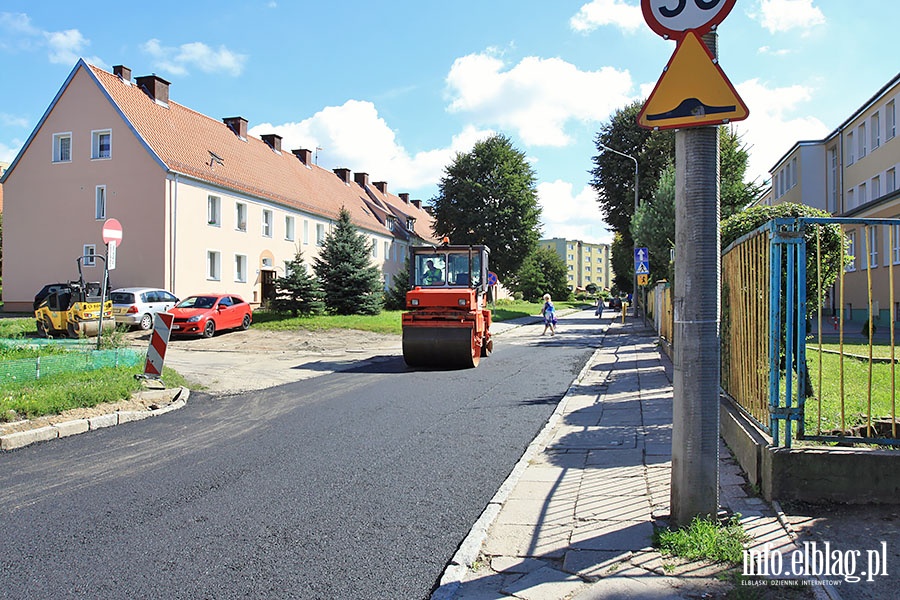 Ukadanie asfaltu na ul. Daszyskiego, fot. 1