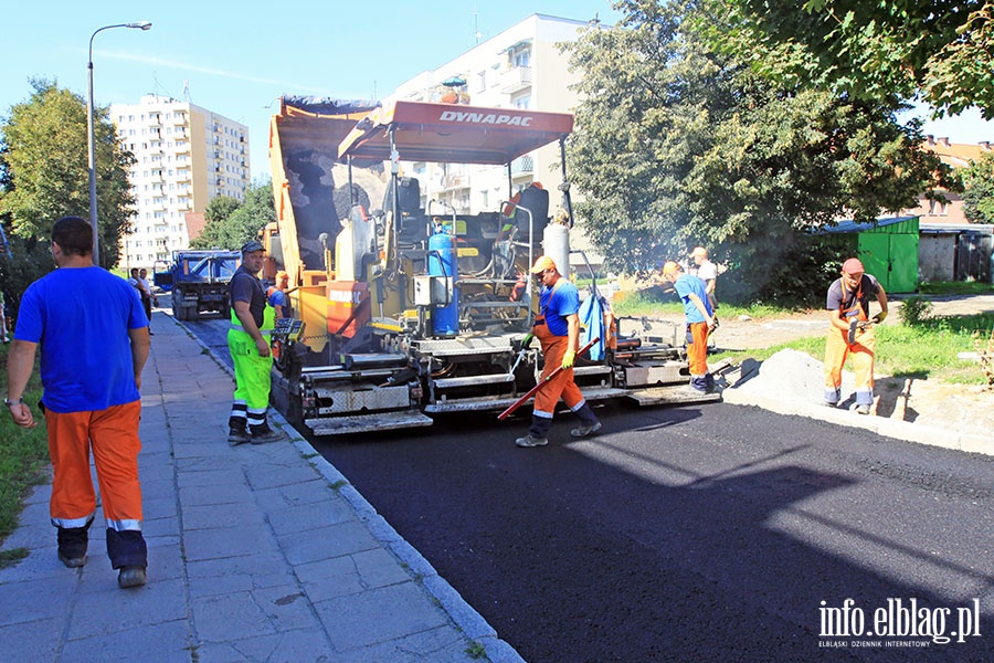 Ukadanie asfaltu na ul. Daszyskiego, fot. 23
