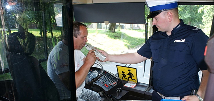 Policjanci kontroluj autokary i trzewo kierowcw