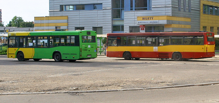 Kierowca autobusu do wsiadajcej pasaerki: Gdzie ku..a? To nie przystanek!