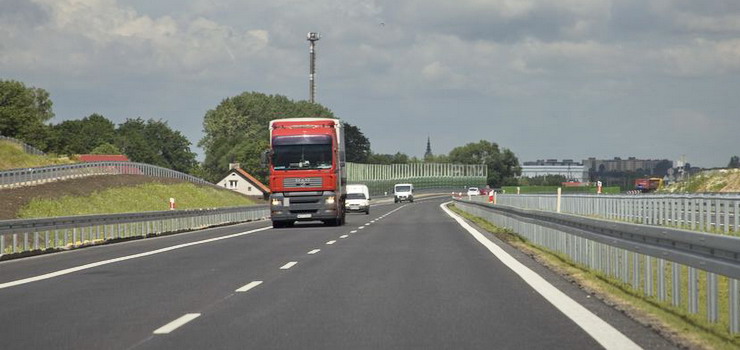 Kolejna ofiara nowej „sidemki” - motocyklista wjecha pod samochd