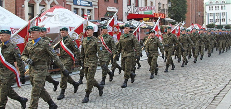 16 Dywizja wituje 92 rocznic powstania – ulicami przejd onierze