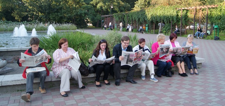 Czytali obciachowe gazety przy fontannie