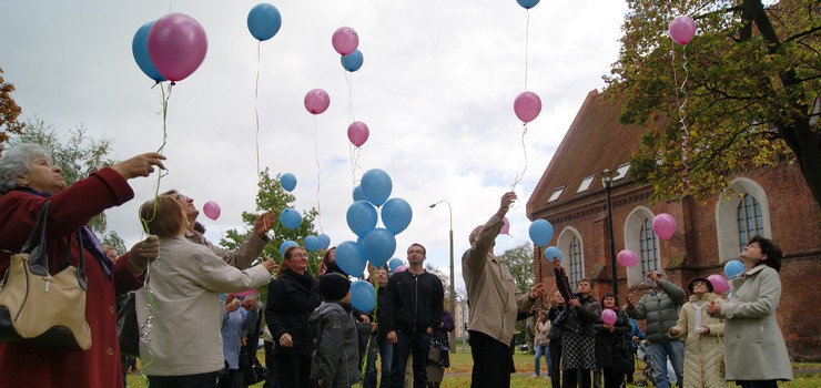 Posali do nieba balony, by wspomnie utracone dzieci