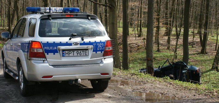 Wypadek na drodze w Jeleniej Dolinie. Fiat dachowa, trzy osoby ranne