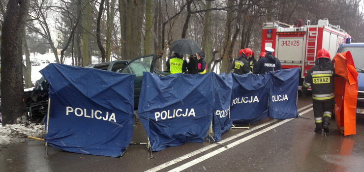 miertelny wypadek na Fromborskiej.W osobowym mercedesie zginy dwie osoby