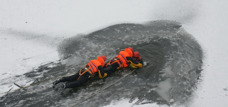 Ratownictwo na lodzie na rzece Elblg