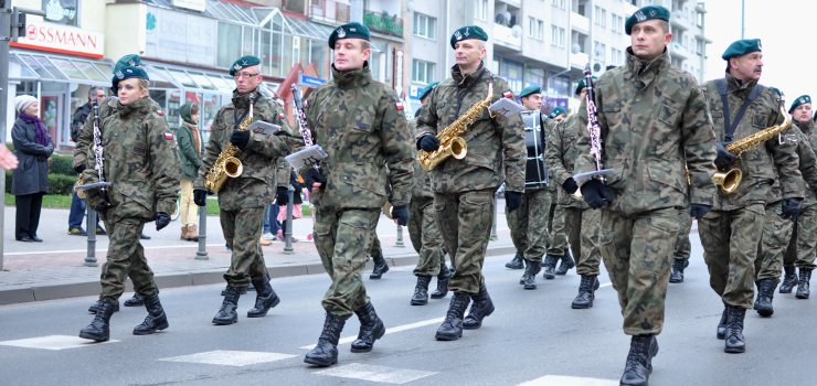 Za mundurem panny sznurem, czyli Polka w mundurze?