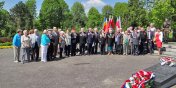 Kombatanci rosyjscy zoyli kwiaty pod Pomnikiem onierzy Radzieckich