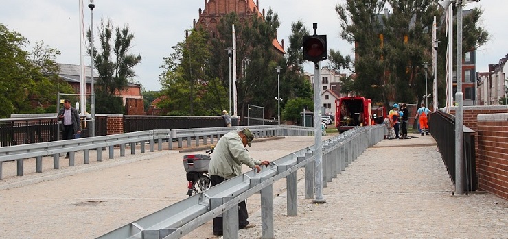 Mosty, ktre rodziy si w blach – niekoczca si opowie z gorzkim moraem