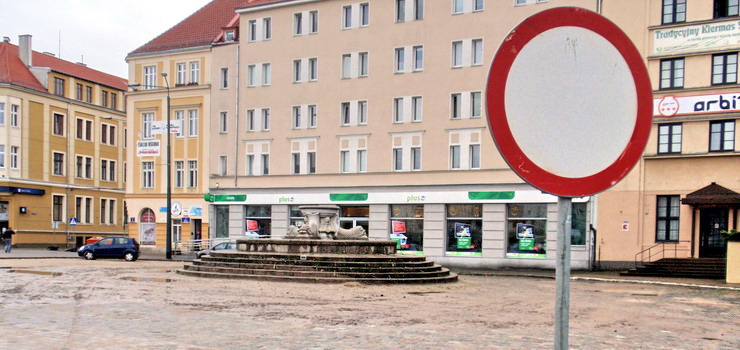 Portfel lżejszy o 250 zł i punkty karne na koncie. Warto parkować na placu?