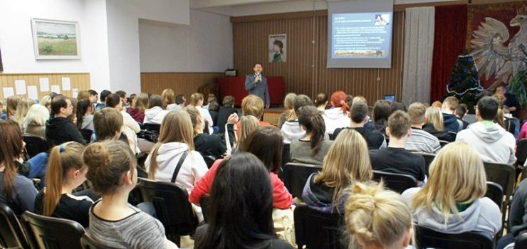 Debata spoeczna o dopalaczach i narkotykach