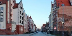 Stare Miasto. Historyczna rekonstrukcja czy postmodernistyczna retrowersja?