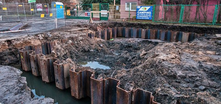 Cztery przepompownie wód, wzmocnienie brzegu rzeki i nowy kolektor