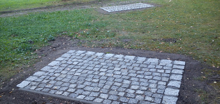 Placyki pod ławki w Parku Modrzewie już gotowe. Nowe ławki we wrześniu