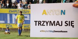 Kibice wspieraj kontuzjowanego zawodnika. Trwa akcja "Anton-Trzymaj si"