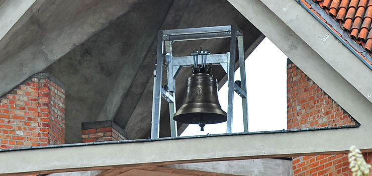 Kościół Miłosierdzia Bożego po 30 latach doczekał się dzwonu. To dar hojnego parafianina