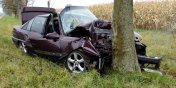 Wypadek w Kazimierzowie: auto uderzyo w drzewo. Ranny kierowca przewieziony do szpitala