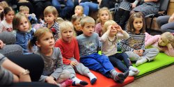 Baniowe spotkanie z aktork elblskiego teatru. W bibliotece Nad Jarem czytano Krlewn niek