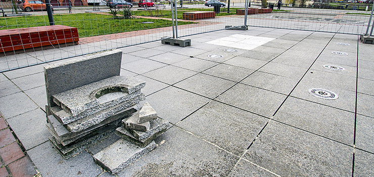 Fontanna przed katedrą zniszczona. Uszkodził ją ciężki samochód dostawczy