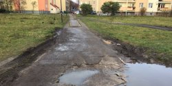 Mieszkaniec Zatorza alarmuje: pojazdy dostarczajce towar do Biedronki zdewastoway cig pieszy