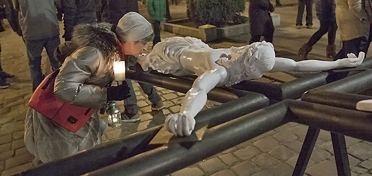 Tysiące wiernych niosło krzyż ulicami Elbląga. Zobacz zdjęcia z elbląskiej Drogi Krzyżowej