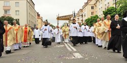 Boe Ciao – wito Eucharystii. Uroczyste procesje przeszy ulcami Elblga - zobacz zdjcia 