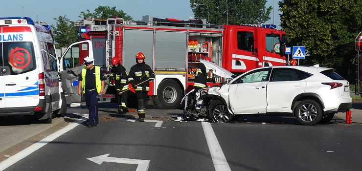 Wypadek w Kazimierzowie. Jedna osoba w szpitalu po uderzeniu osobwk w kopark