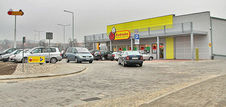 Obok Biedronki na Rawskiej powstanie mini park handlowy. Kiedy ruszy jego budowa?